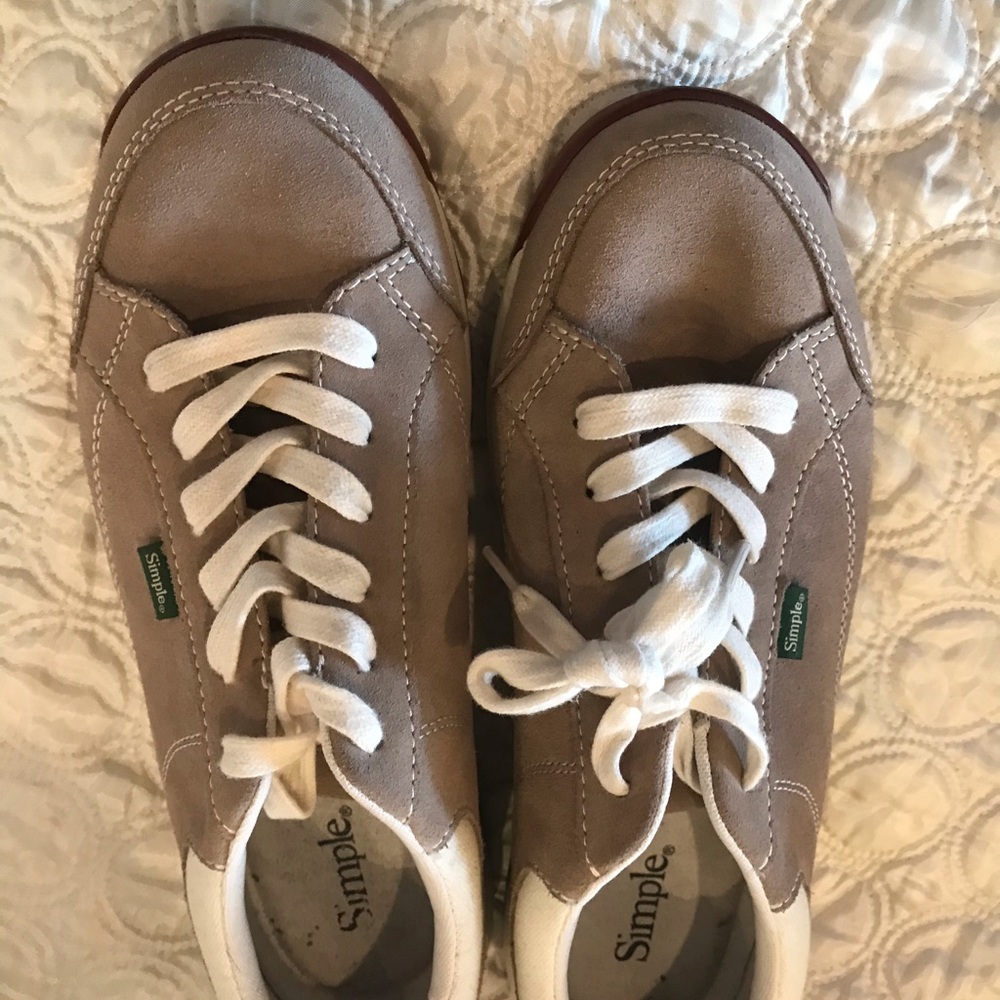 Simple sz 10 EUC canvas and suede sneaker.